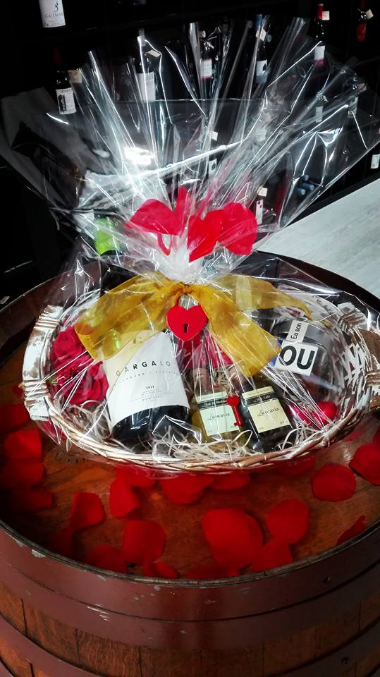 Cesta "Gargalo" - D.O. Monterrei con set vino, licor de hierbas y de café "Licoravia" y mermelada de calabaza con nueces. 
#sanvalentin