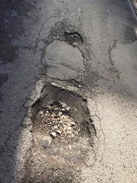 BUCHE KILLER, LA RICONOSCI? 
Secondo te in che città ed in quale quartiere è stata scattata?
Segnalaci anche tu le insidie della tua zona.