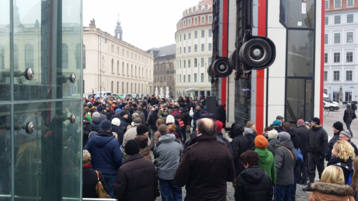 Mdr Sachsen على تويتر Heftige Gegenproteste Am Syrien Bus Mahnmal Vor Der Frauenkirche Dresden Aggressive Masse Ruft Hilbert Muss Weg Und Volksverrater Https T Co 2e5pun7saq