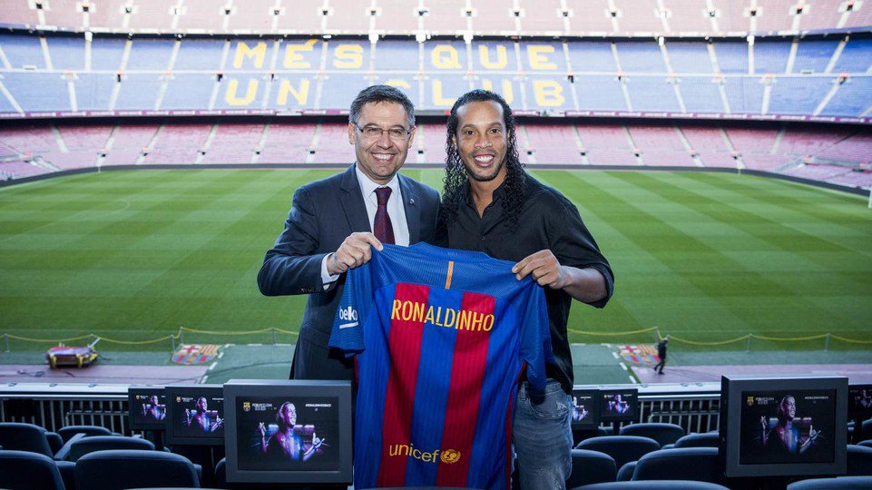 fcbarcelona_fra's tweet photo. 🎥 @10Ronaldinho : "Diffuser le nom du Barça, toujours plus haut, toujours plus loin" https://t.co/o9Pk2QQURU #Ronaldinhoisback https://t.co/yndIwMzOZJ