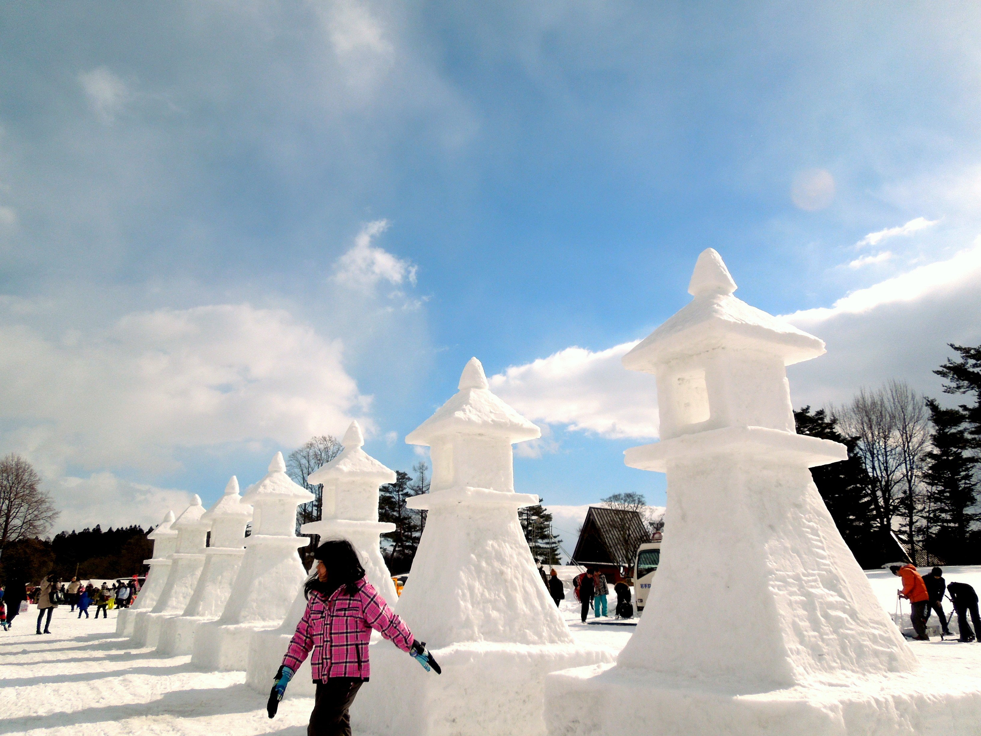 岩手県盛岡広域振興局 今年のいわて雪まつりでは弘前城雪灯篭が作られています 弘前城雪灯籠まつりは2月9日 木 2月12日 日 弘前市弘前公園にて開催 見る時間帯で印象の変わる雪灯籠 夜に灯った様子は幻想的ですよ みちのく五大雪まつり