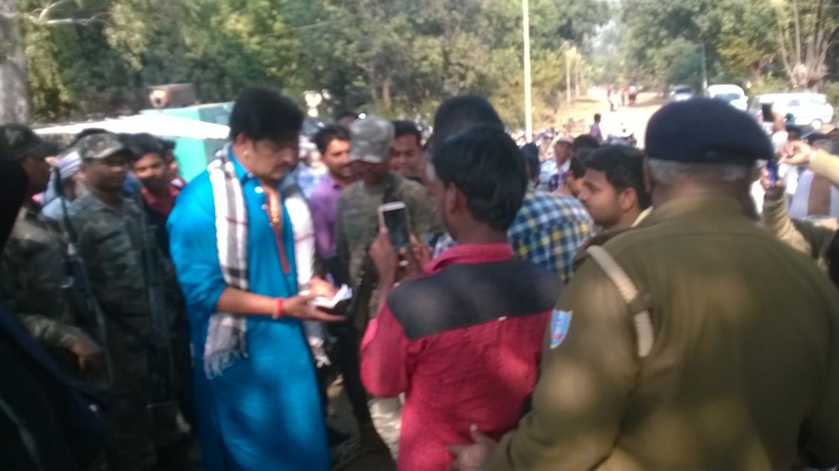 Our #superstar <a href="/ravikishann/">Ravi Kishan</a> at Ranchi for an outdoor shoot having some #FanMoment. <a href="/ravikishanFC/">Ravi Kishan</a> <a href="/kbilquis/">Bilquees</a> <a href="/ranchitourism/">Ranchi jharkhand</a>