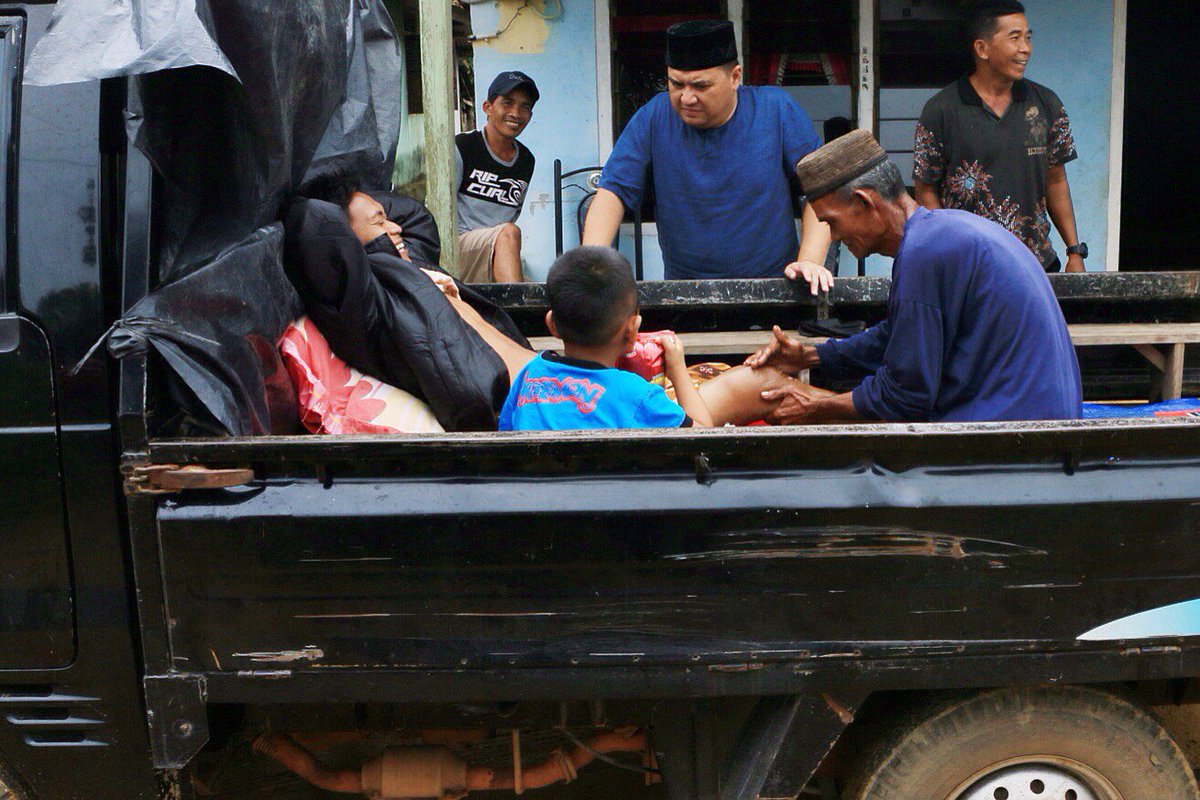 bangerzaldi's tweet photo. Pak Alias adlh contoh org yg tdk mau menyerah, ditengah kesakitan karna patah tulang beliau ttp berdoa &amp; bersyukur. Ya Allah sembuhkanlah ia https://t.co/N5w67o8IkP