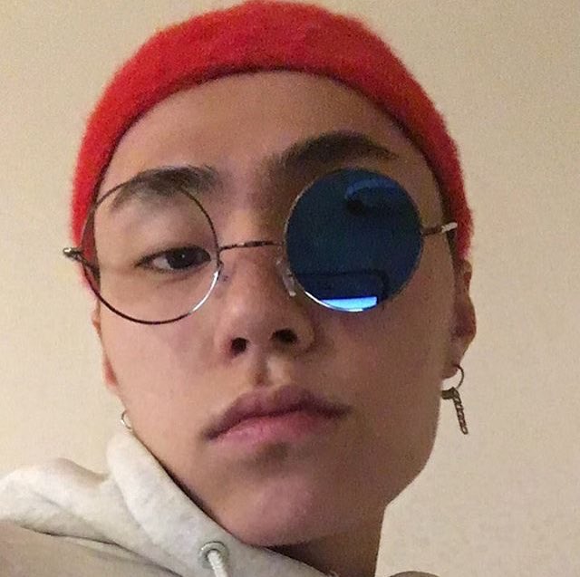 millicpics's tweet photo. his broken round sunglasses 🕶 https://t.co/XATVFiw85D