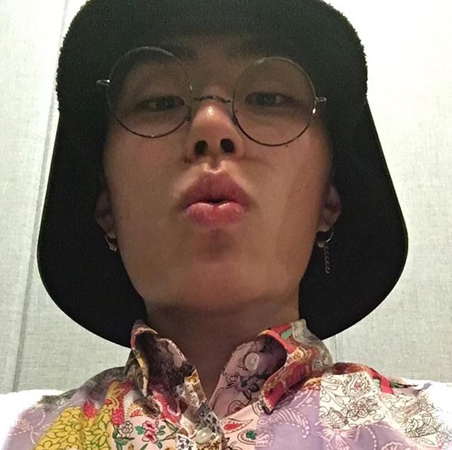 millicpics's tweet photo. his broken round sunglasses 🕶 https://t.co/XATVFiw85D