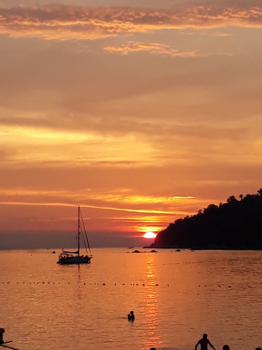 paul_rob50's tweet photo. Ko Lipe sunset on final night after 4 weeks in Thailand. Another 8 weeks to go in SE Asia. #STATravelcares https://t.co/jOSD7ESpL1