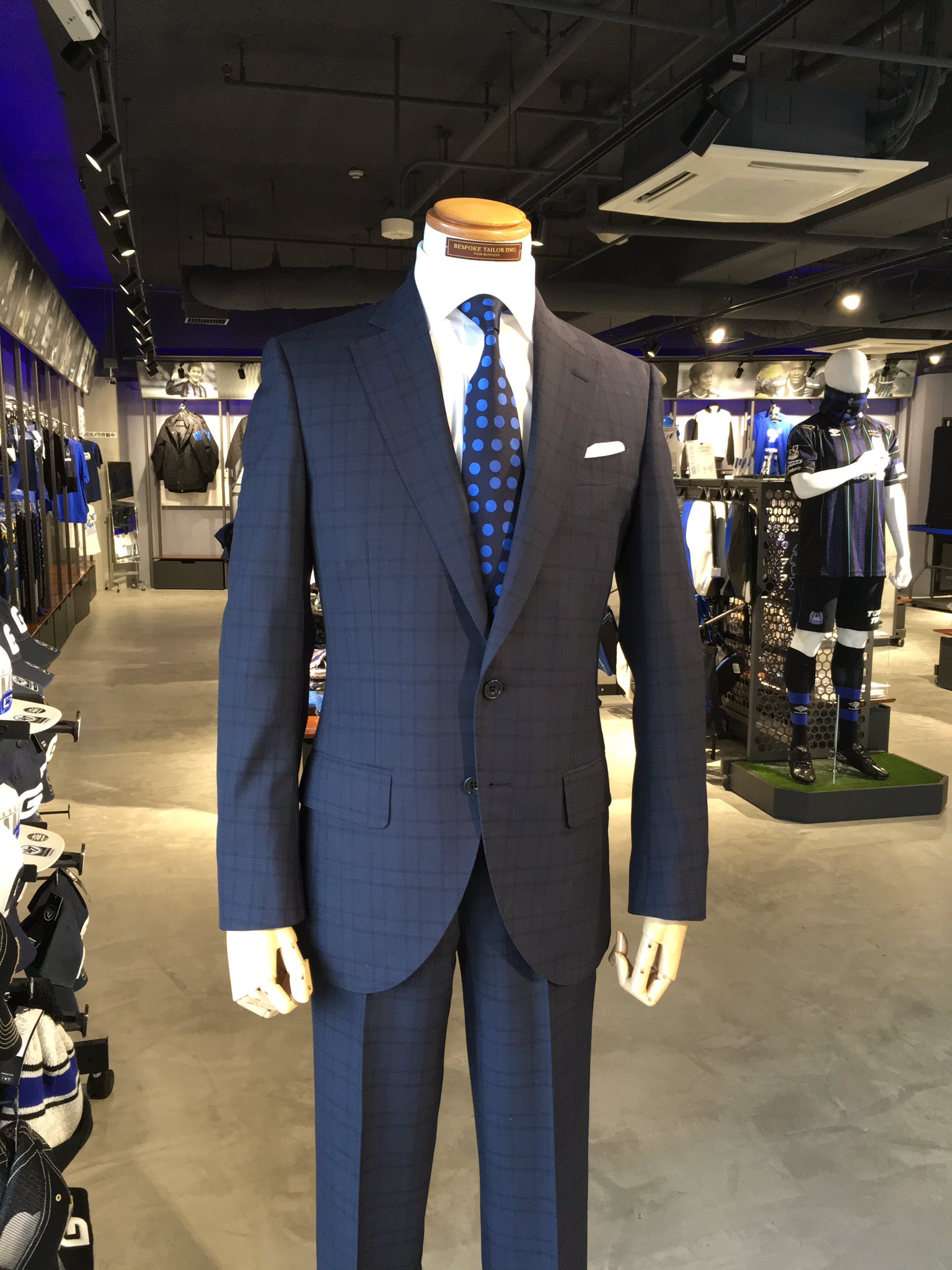 Bespoke Tailor Dmg 本日からガンバ大阪オフィシャルスーツ シャツ ネクタイの17シーズン新作モデルを 市立吹田サッカースタジアム内のオフィシャルショップ Bul Spazio に展示致しました オフィシャルネクタイはこちらでも Bespoke Tailor Dmg 本日からガンバ大阪オフィシャルスーツ シャツ ネクタイの17シーズン新作モデルを 市立吹田サッカースタジアム内のオフィシャルショップ Bul Spazio に展示致しました オフィシャルネクタイはこちらでも