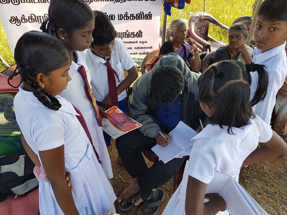 A visiting local journalist engaged in teaching for kids who have abstained from school as their parents are on road- demanding their land https://t.co/viPzanmnEk