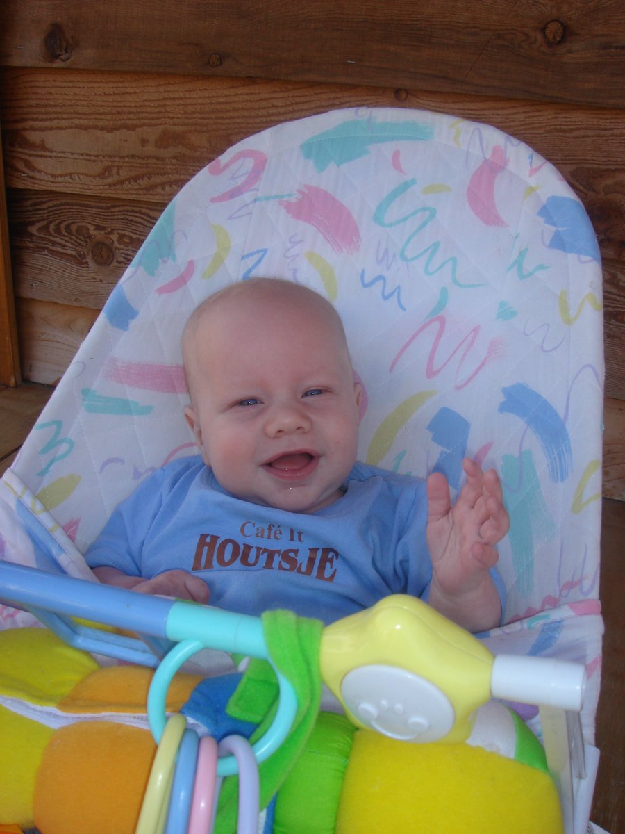 Was going through photos .....figured my Dutch friends would love this one! Check out his shirt!  <a href="/schaatsennl/">schaatsen.nl</a>