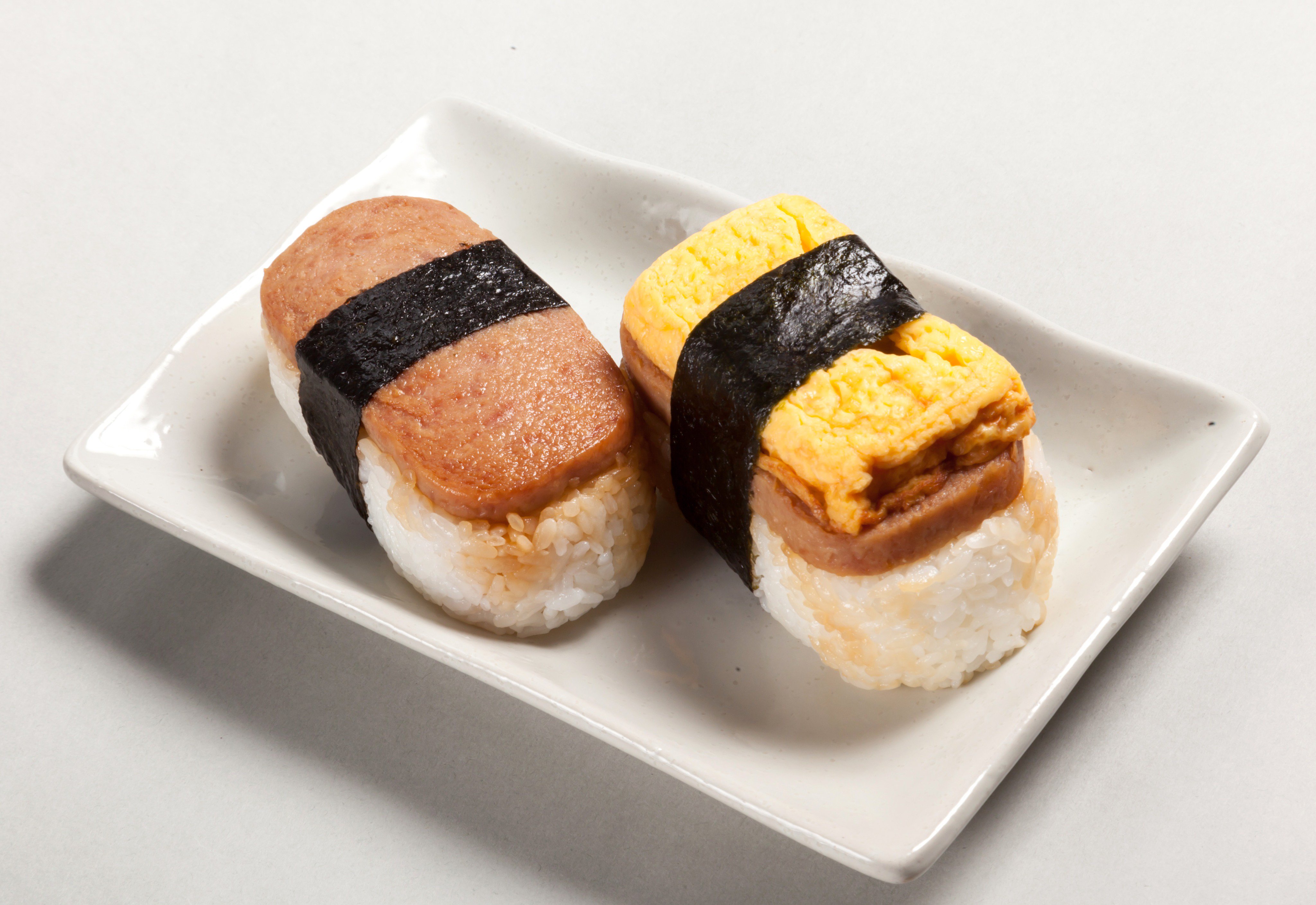 Nexco中日本 サービスエリア 公式 変わりダネおにぎり 北陸道 北鯖江pa 下り で変わり種のおにぎりを販売中 北陸なのに南国気分が味わえる ボリューム満点のおにぎり 左 スパムおにぎり 2円 右 たまごスパム 262円 高速家族16年冬号