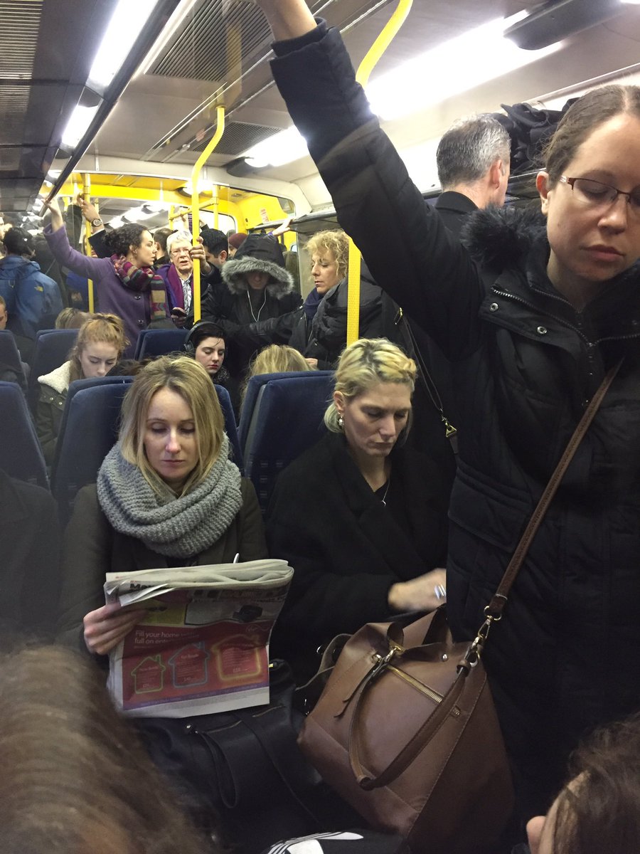 tweetlucasmedia's tweet image. @GNRailUK another late and packed service into Moorgate this morning. #lateservice #overcrowding #peoplearguing #hurdingcattle #commute