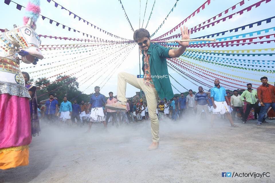 VijayFansPage3's tweet photo. #Bairavaa unseen still https://t.co/oQQfJzL6Er