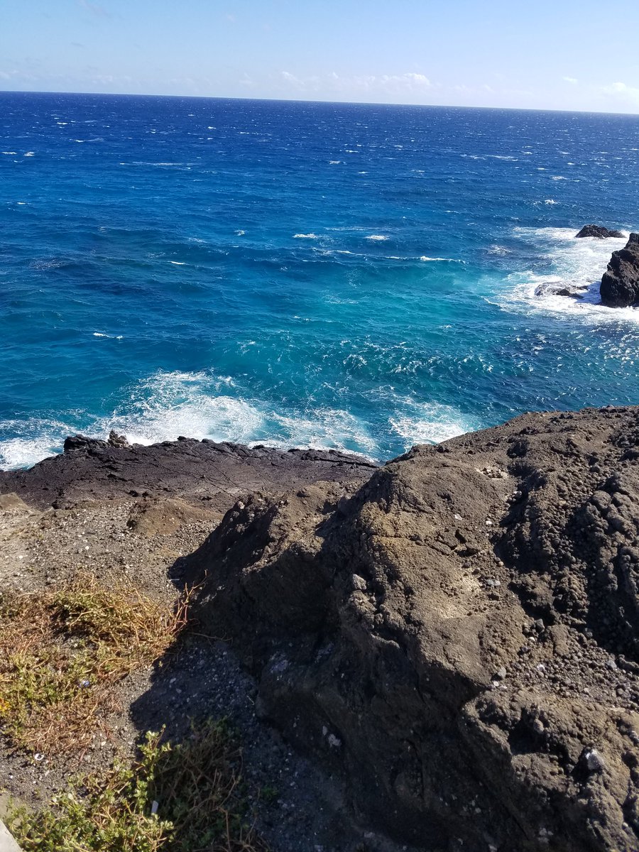 supervane2004's tweet photo. That moment when you realize how small you are 🌊🌺 https://t.co/Rt6wjOUDV4