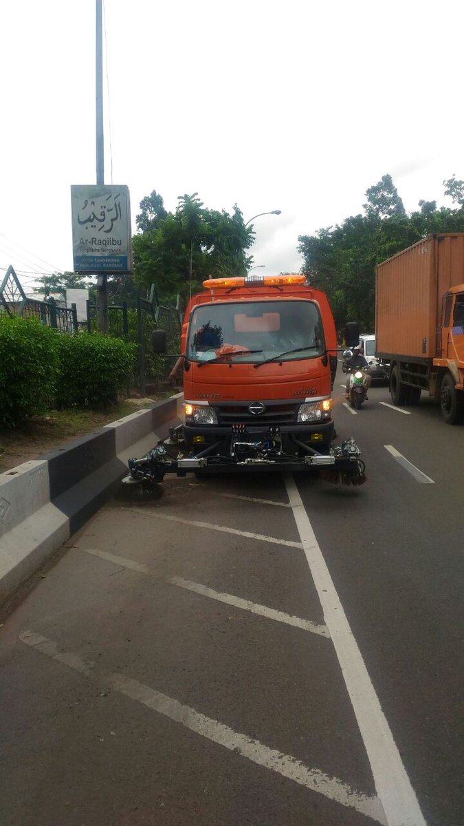 DisLH_KotaTNG's tweet photo. Pengoperasian Kendaraan Penyapu di Jalur Protokol. Cc. @AriefWismansyah @Kota_Tangerang @H_Sachrudin @tng_tv https://t.co/UmwwPDdSDz