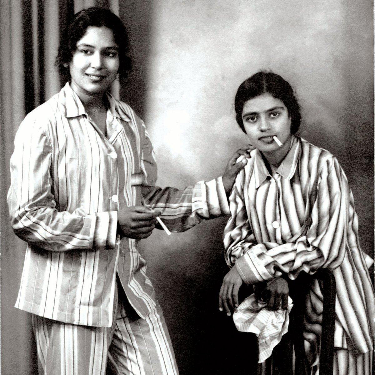 RadhakrishnanMW's tweet photo. Legends Balasaraswati and  M.S Subbulakshmi pose in this secret   teenage defiance studio picture from 1937. #DressLikeAnIndianWoman https://t.co/z0npyOgUfo