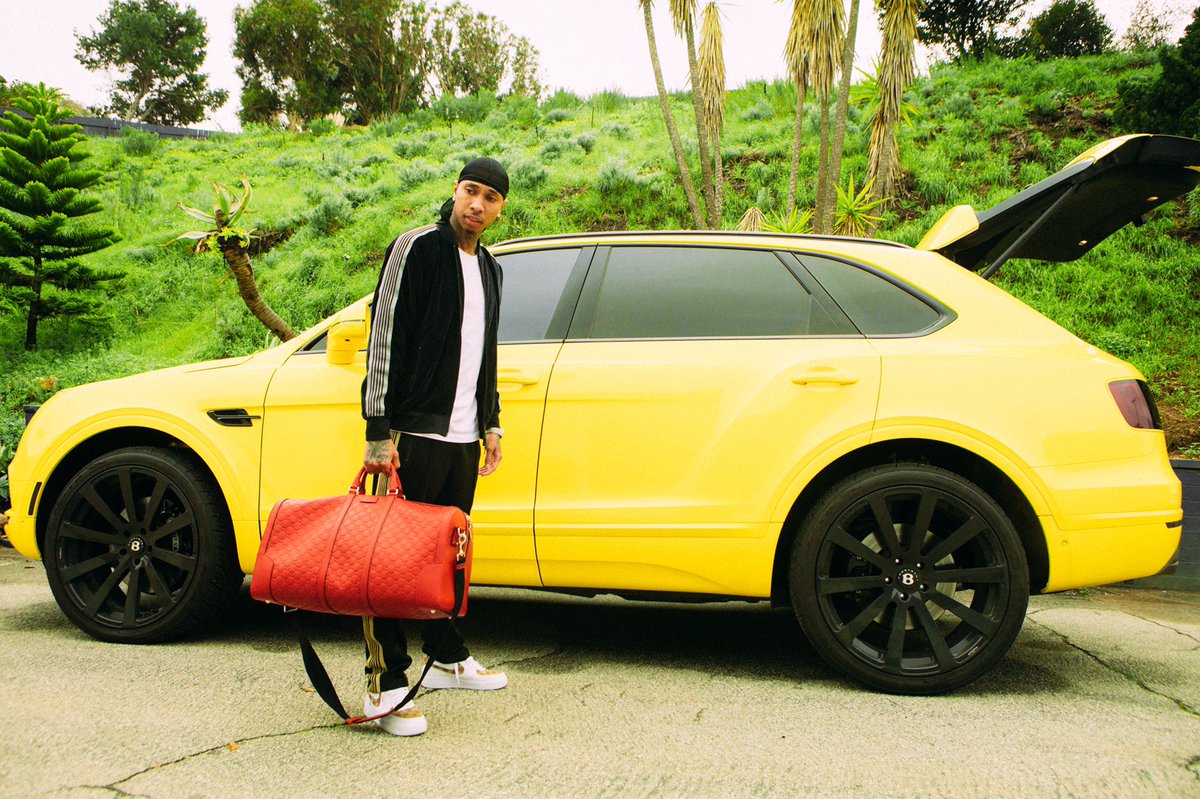 Mufkukkin star..look at the paint on the car