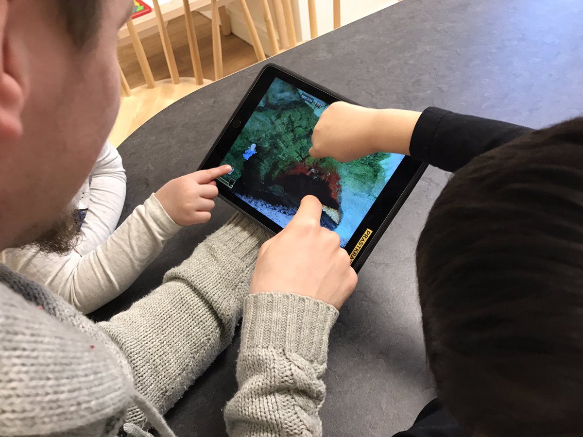 HeidiKackur's tweet photo. Barnen på Kastanjen skapar en egen filmsaga. Ekorren och kråkan har tappat bort sina guldpengar. #norlandiaquest2017 https://t.co/6RvpAmvCI0