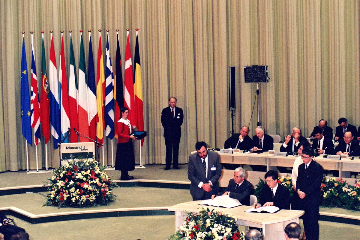 EU_Commission's tweet photo. 🎂 25 years ago the #MaastrichtTreaty was signed: a major 🇪🇺milestone setting rules for the single currency 💶and foreign &amp; security policy. https://t.co/aJc1jY8Y2N