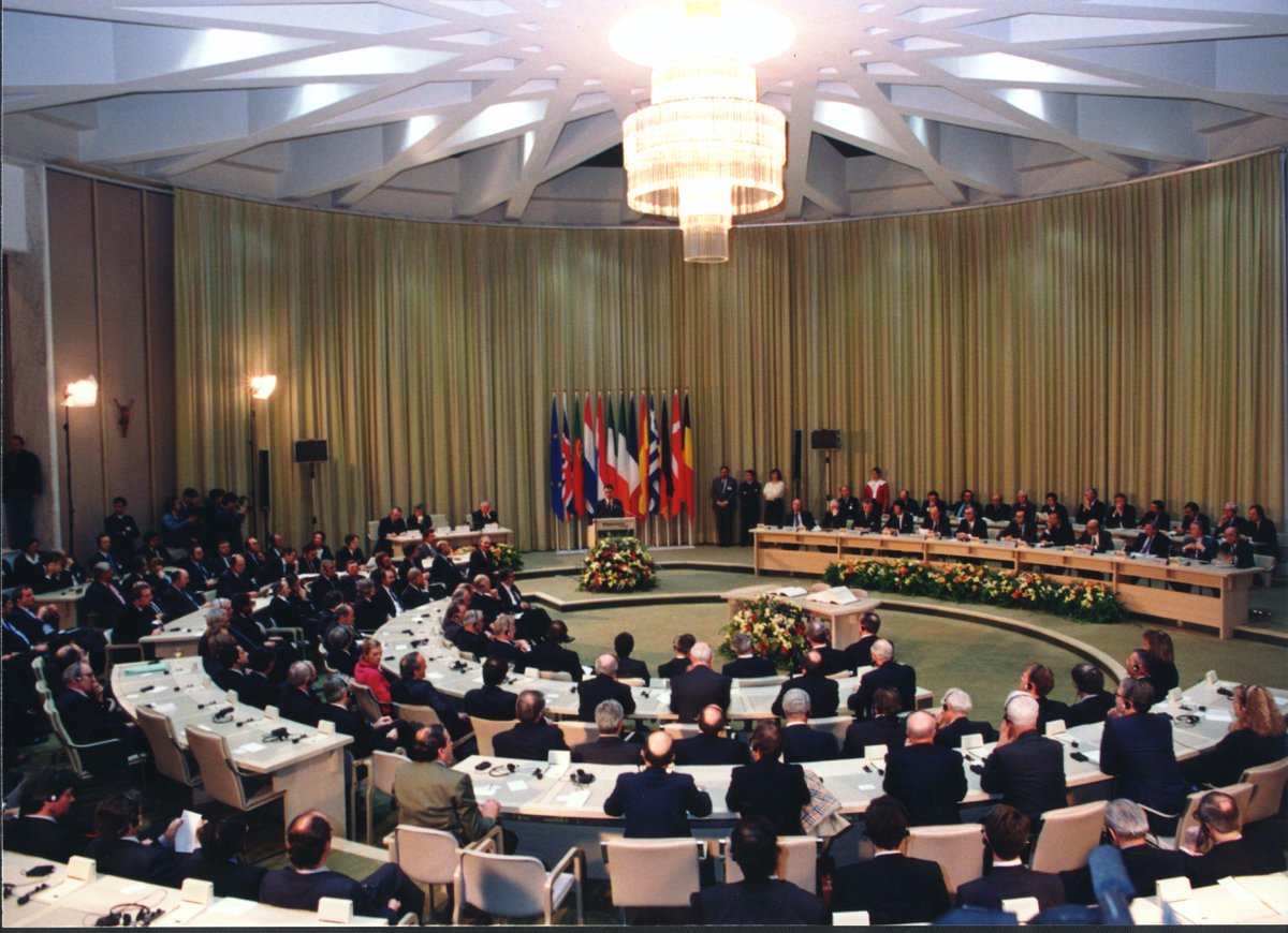EU_Commission's tweet photo. 🎂 25 years ago the #MaastrichtTreaty was signed: a major 🇪🇺milestone setting rules for the single currency 💶and foreign &amp; security policy. https://t.co/aJc1jY8Y2N