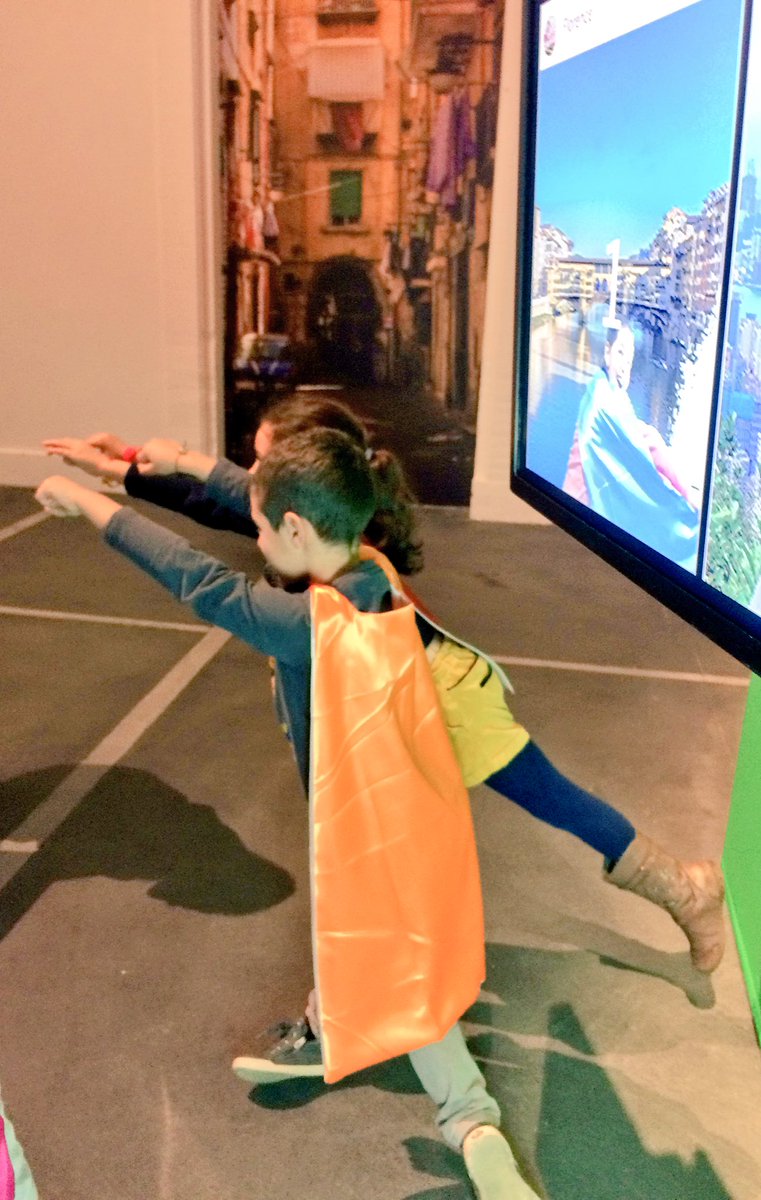instantscience's tweet photo. Super-héros en cours de téléportation... Moscou, La Havane, Bergerac, New-York #expoville https://t.co/5ULkiA8o6I