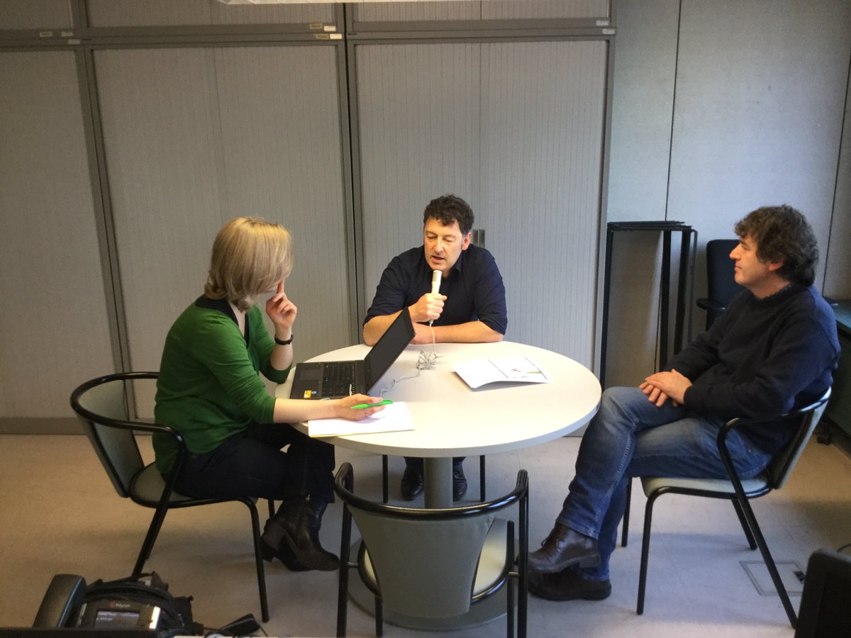 VLMtweet's tweet image. Collega's worden geïnterviewd over #MAPMAN die een item wordt in het digitaal communicatiejaarverslag van de Vlaamse Regering 2016