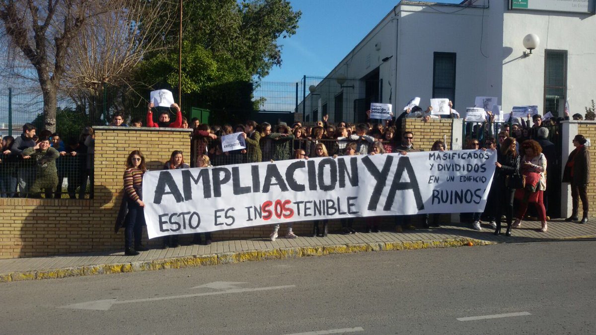 Docentes_AND's tweet photo. La comunidad educativa del IES Las Encinas se moviliza ante el deterioro de sus instalaciones #Valencina #Sevillahoy https://t.co/RBQqBCzmL0
