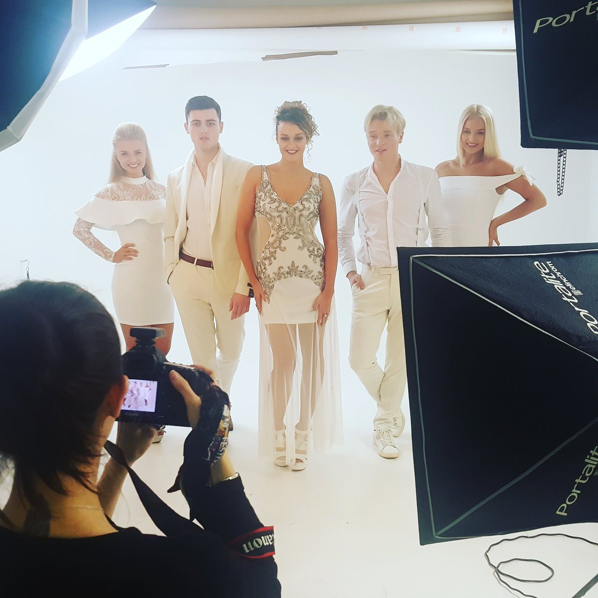 PinkProduction1's tweet photo. Yesterday was all about STEPS 🌟Today shoot is another 5 piece band - 1 of our most popular #Pink #Tributes 💖#Producerslife #Producersbelike https://t.co/m89AKboJVp