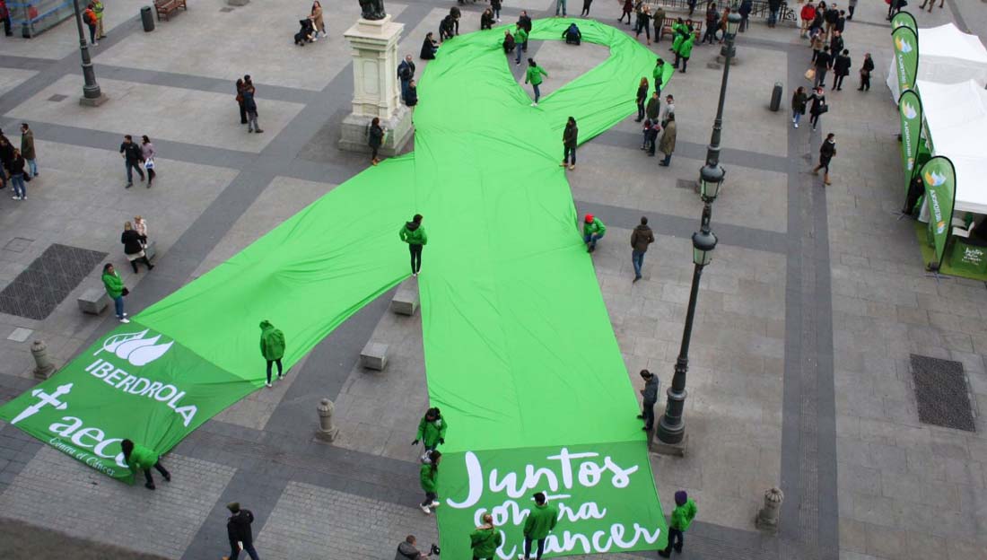 ContraCancerMAD's tweet image. AECC e @iberdrola promueven en Madrid un gran lazo verde hecho de retales con motivo del #aeccDíaMundialCáncer ht.ly/bpi8308KOU0