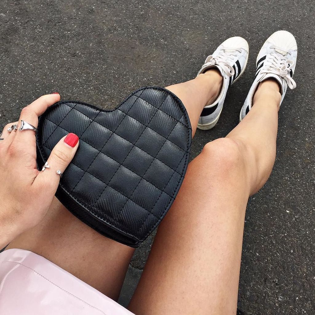 Can we take a moment to appreciate this crossbody... 🖤
// Shop 40% off bags online or in store, link in bio
#style …