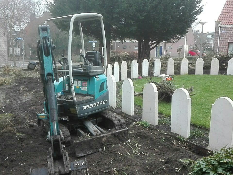 aharrewijn's tweet photo. Militair erehof Valkenburg. De beplanting achter de ererij wordt dankzij onze consul grondig gerenoveerd door de gemeente Katwijk @ogs.nl https://t.co/Ggt7fCSwaZ