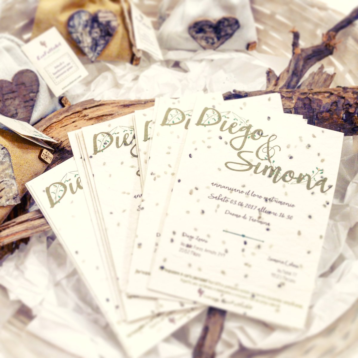 Partecipazioni che germogliano 
bit.ly/2hLOmty 
#ecofattoart #ecowedding #matrimonioecologico #cartapiantabile #partecipazioni