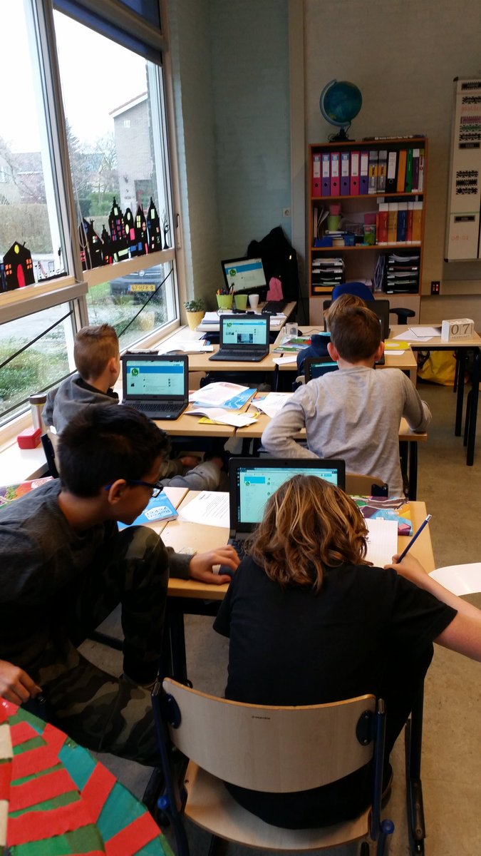 Reuzesprong's tweet photo. Juf @zeeleonie gaf les 'Veilig puberen' aan groep 8 en gr 5, 6, 7 deden mee met #SaferInternetDay #SID17 @kennemerwaard @BiebKennemerwrd https://t.co/t7J6PrlJPY