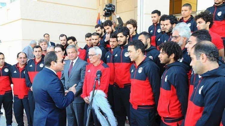 لو سمحتم الميداليات الفضة اللي معاكوا تسيبوها عند الأمن وأنتوا طالعين؛ أنا محتاجها عشان خاطر مصر