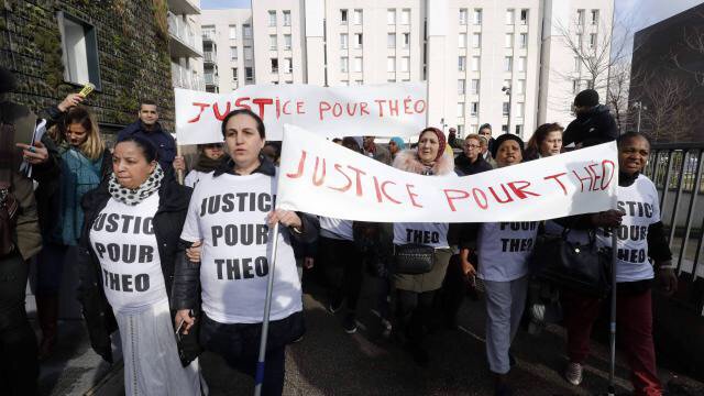 radiondadurto's tweet photo. A #Aulnay (nord di #Parigi) 4 poliziotti indagati per stupro di un 22enne. Scontri e rabbia -> https://t.co/XRf4KJSrEb  #justicepourtheo https://t.co/Eucln3MDrA