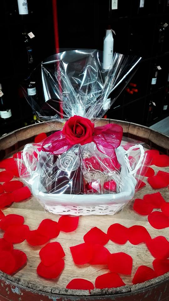 Cesta licor Tostado 'Os Maios' con chupitos
#regalos #ideaspararegalar #sanvalentin #winelovers #love #loveisintheair #diadelosenamorados