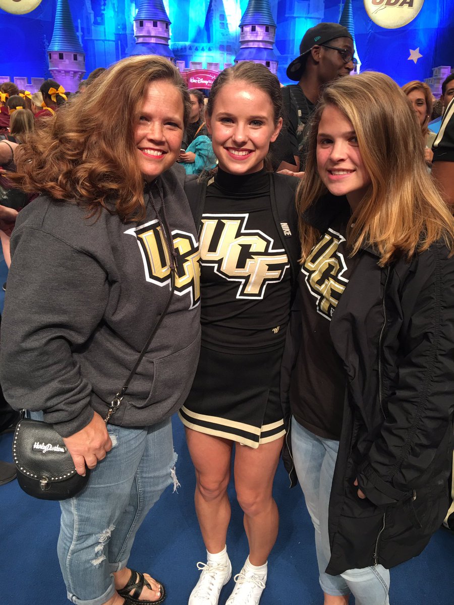 Hate to see either of my daughters hurting. Want to just kiss them and make it all better! #mommy 💗