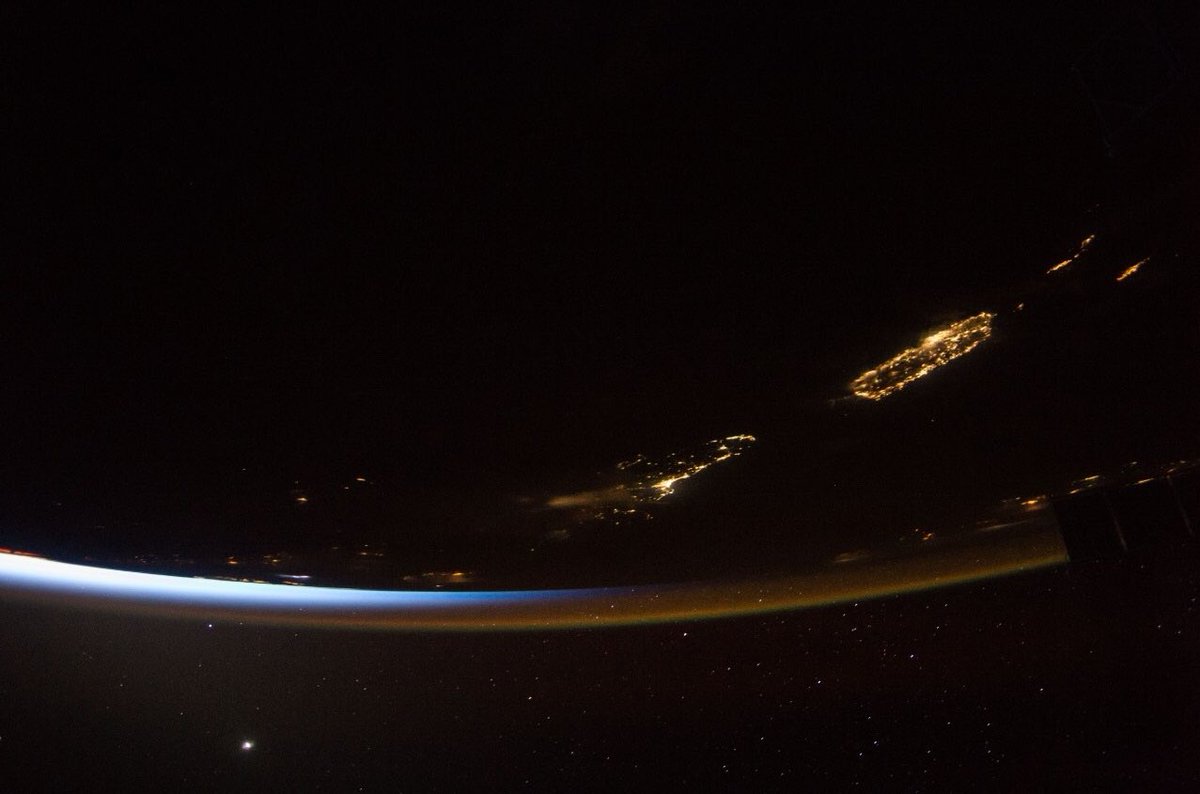 DeborahTiempo's tweet image. Foto de Puerto Rico desde el espacio captada en la noche 09/23/16  por la Estación Espacial. La estrella al fondo es Venus.