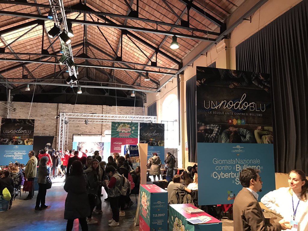 agiasocial's tweet photo. Bello vedere tanti ragazzi alla prima giornata nazionale contro #bullismo e #cyberbullismo . #SID2017 #unnodoblu #NoAlBullismoPerché https://t.co/tPXsxQibkq