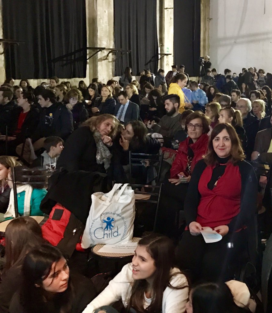 agiasocial's tweet photo. Bello vedere tanti ragazzi alla prima giornata nazionale contro #bullismo e #cyberbullismo . #SID2017 #unnodoblu #NoAlBullismoPerché https://t.co/tPXsxQibkq