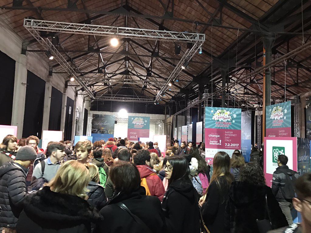 agiasocial's tweet photo. Bello vedere tanti ragazzi alla prima giornata nazionale contro #bullismo e #cyberbullismo . #SID2017 #unnodoblu #NoAlBullismoPerché https://t.co/tPXsxQibkq