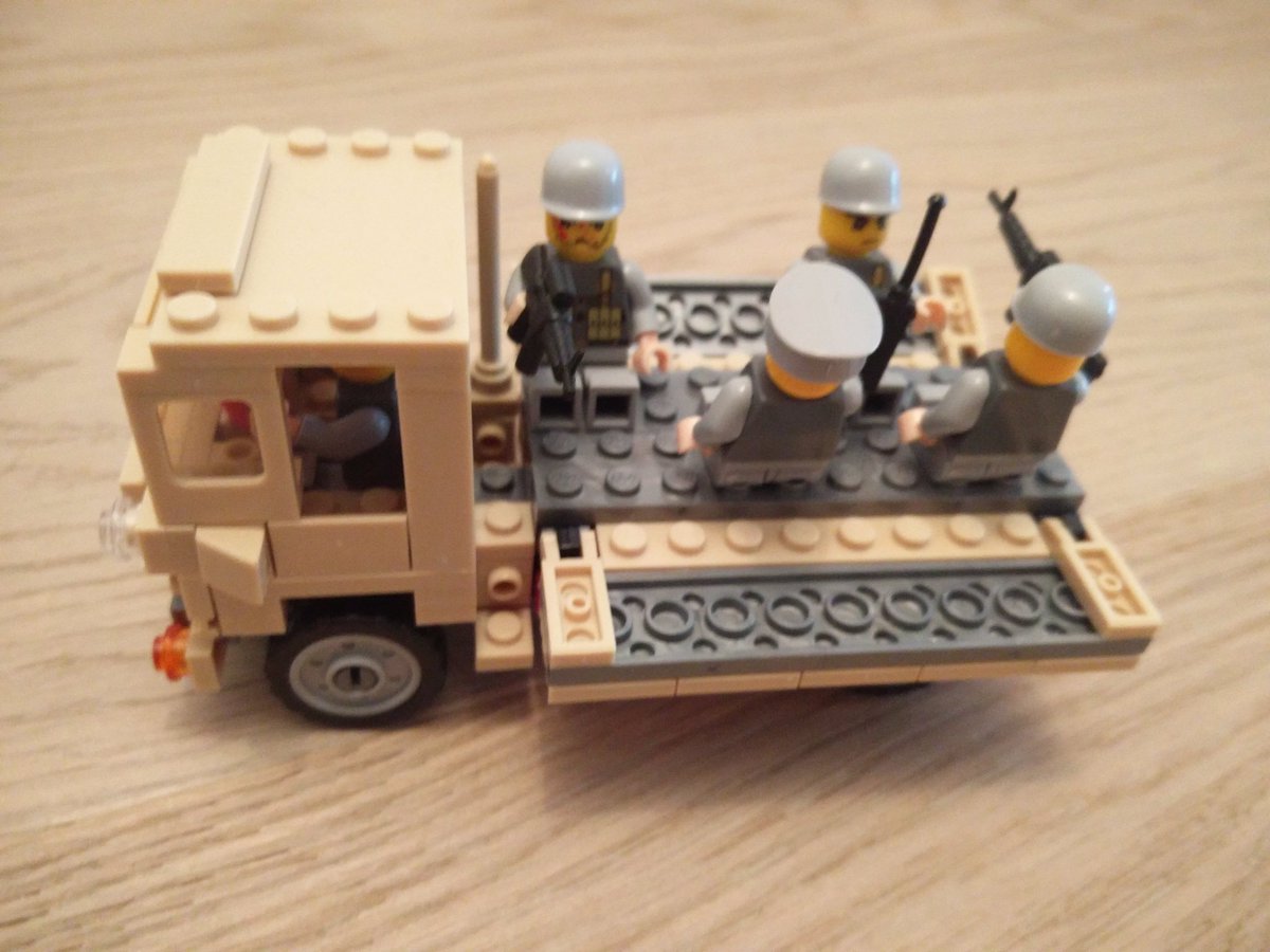 Alt_Bricks's tweet photo. Wir testen demnächst im BLOG alle #KAZI #Army Sets. Den Anfang macht 84027. Alle Steine sind 100% #LEGO kompatibel. https://t.co/qbtuF6tz6P https://t.co/61hizg92hI