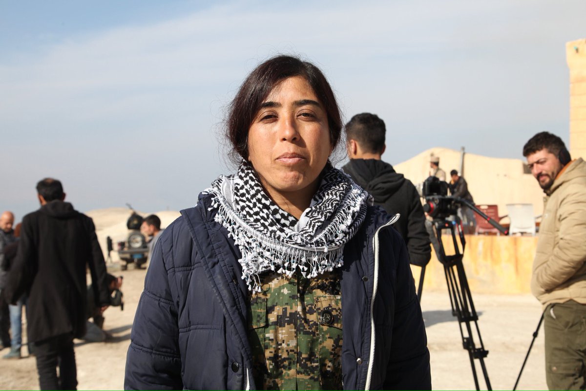 Benötigt werden vor allem Panzer, schwere Maschinengewehre und gepanzerte Fahrzeuge, sagt Rojda Felat, SDF-Kommandeurin  in #Raqqa.