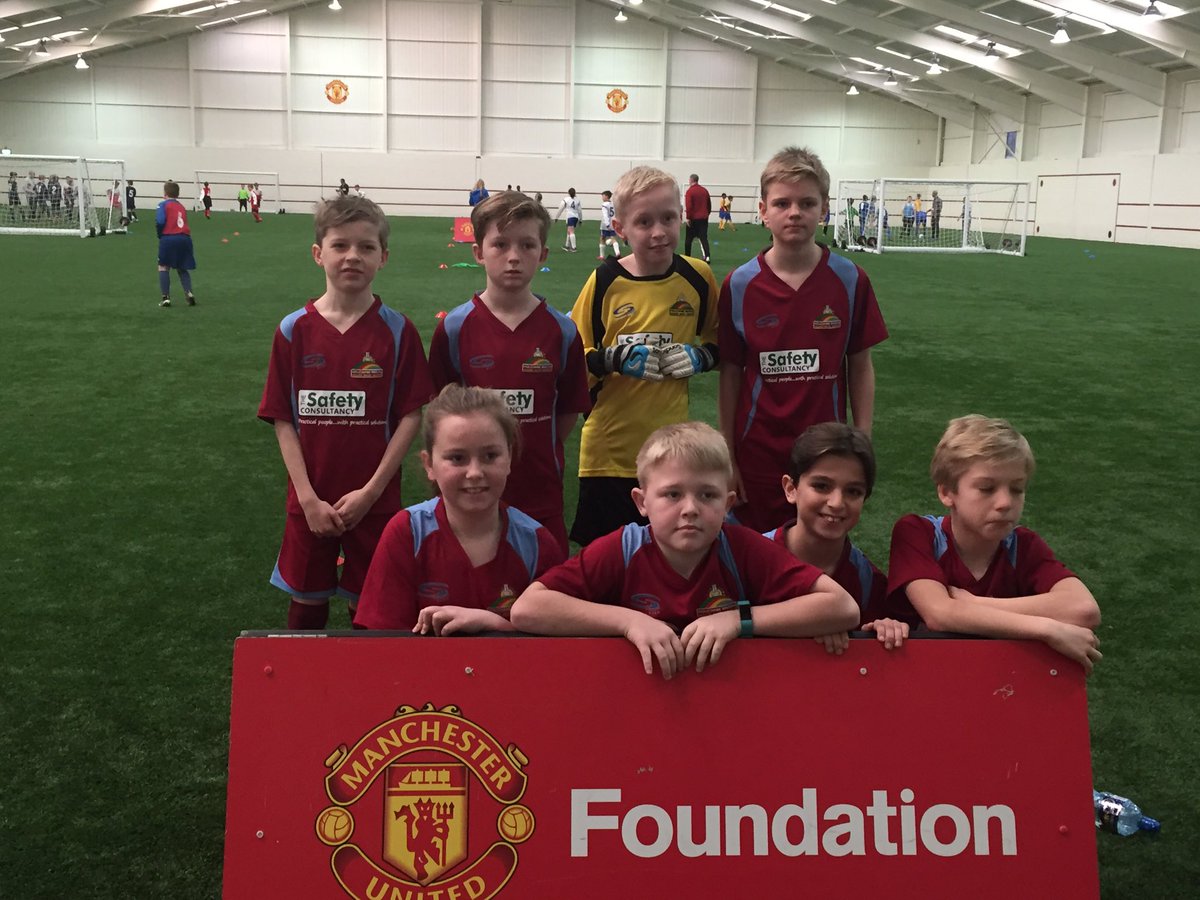 KCLynchey's tweet photo. We're at The Cliff ready for @ManUtd primary schools tournament. ⚽️⚽️⚽️#football @HolcombeBrook @Y6holcombebrook @BurySchoolGames https://t.co/ARuFCCxPtQ