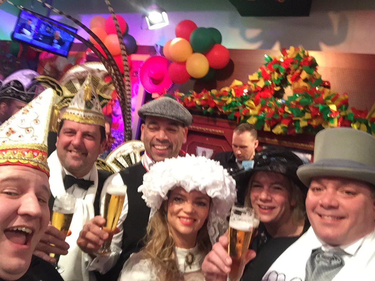 En we gaon live!! <a href="/depielhaas/">De Pielhaas</a> beej <a href="/L1/">L1</a> <a href="/L11Alaaf/">L11 Alaaf</a> mit <a href="/FrankArgowil/">Frank Arts</a> en <a href="/wimpeeters2/">Wim Peeters</a>