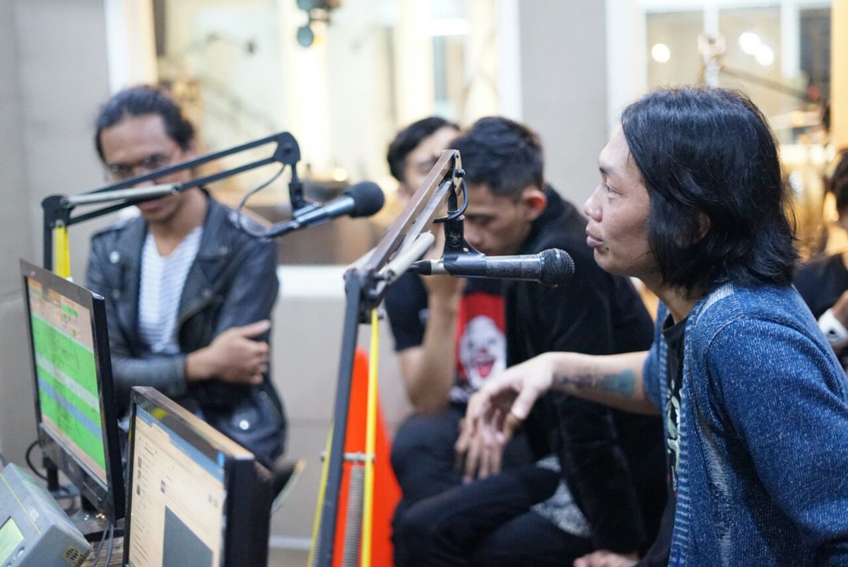 Gimana nih? Asik kan penampilan dari <a href="/AlunanSemesta/">Alunan Semesta</a> malam ini? Tongkrongin terus <a href="/ozradiobandung/">OZRADIO</a> dan ikutin kuis nya! #DCDCSUBSTEREO