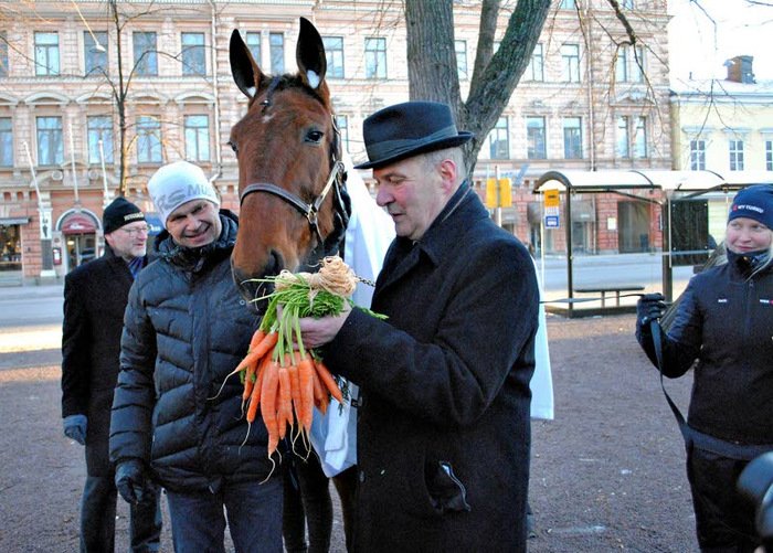 TurkuUutiset's tweet photo. Vuoden Turkulainen riemastui porkkanapalkinnosta https://t.co/aTIbvAYaos https://t.co/1GTe8UQDHz