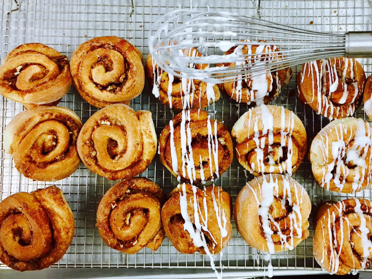 Mettant la touche finale sur ces brioches à la cannelle!
Finishing touches on these pecan cinnamon buns, hot out of the oven!
🤤🤤🤤