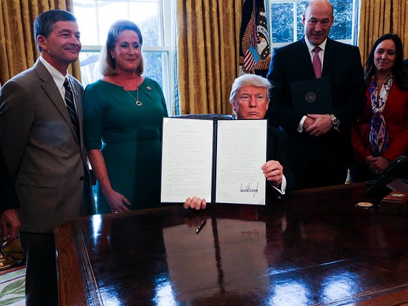 MarketWatch's tweet photo. Trump's executive orders will likely boost these banks’ earnings power and enable them to raise dividends https://t.co/JnRo3ygdlL https://t.co/eE4tsg5q5g