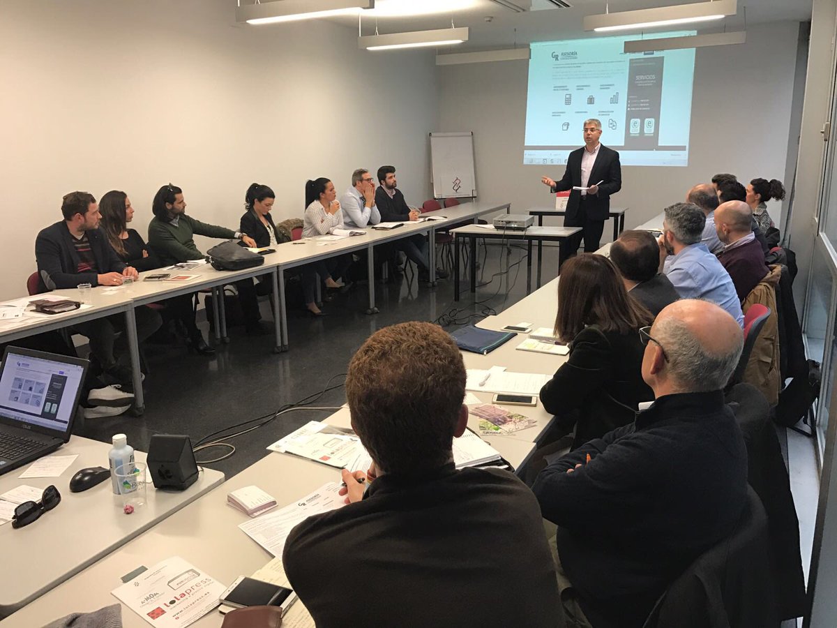 nyngranada's tweet photo. A punto de terminar la 2a reunión de #negociosynetworking en @CCGranada. #somosnetworkers #granada #negocios #empresas #pymes https://t.co/quxJdvBoSX
