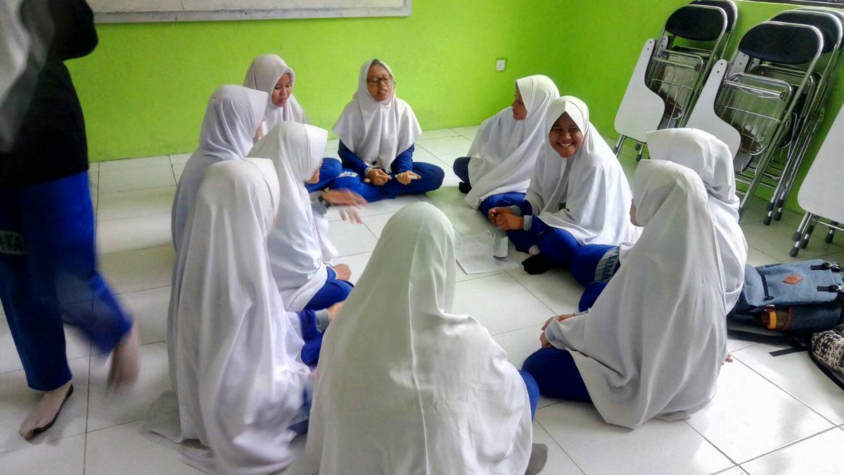 MB_EClub's tweet photo. Today its time for our members to try debate!! Its so much fun todayy!! https://t.co/8qeJI0QXEm